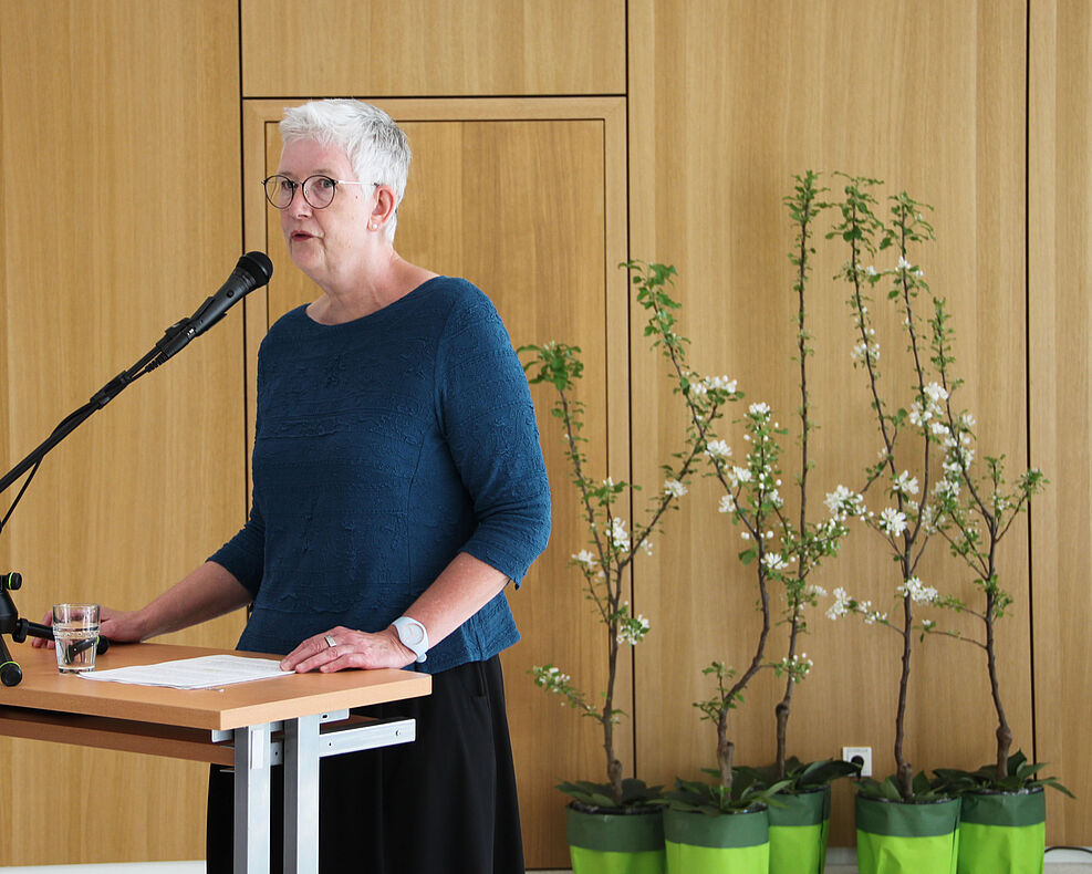 
	Ministerialdirigentin Judith Kons, Unterabteilungsleiterin des BMEL, richtet ihr Grußwort an Gäste und Mitarbeitende des Institutes. © Leefken/JKI
