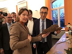 Dr. Nadine Bräsicke (JKI) zeigt Minister Özdemir die „Übeltäter“ aus der Familie der Borkenkäfer. © S. Hahn/JKI
