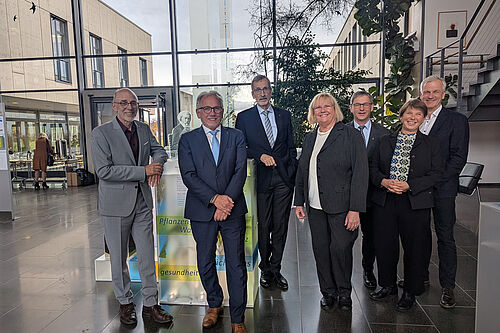 Von links nach rechts: Prof. Dr. Thomas Kühne (GFF-Vorstand, ehem. JKI), Prof. Dr. Frank Ordon (JKI), Prof. Dr. Andreas Graner (IPK), Cornelia Berns (BMLEH), Dr. Bernd Hackauf (JKI), Ilka Dege (BMLEH) und Prof. Dr. Nils Stein (IPK) vor der neuen Dauerausstellung zu Julius Kühn. © Isabel Haberkorn/JKI