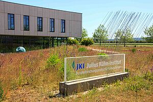 Entrance sign in front of the department building of the JKI headquarter in Quedlinburg.