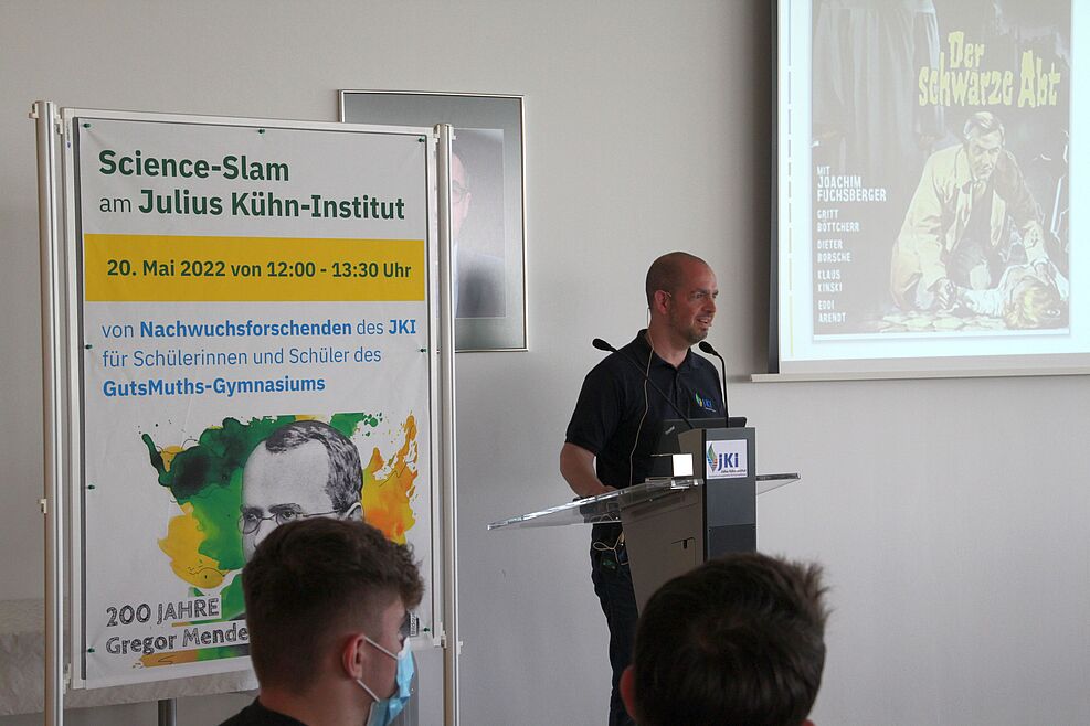 
	Dr. Torsten Will (RS) widmete seinen Vortrag dem Zusammenspiel von Virus, Vektor und Pflanze. Der Science Slam stand im Zeichen von Gregor Mendels 200. Geburtstag. ©Gesa Leefken/JKI
