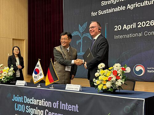 Handschlag besiegelt künftige Zusammenarbeit von NAS und JKI: Zu Beginn der gemeinsamen Tagung wurde ein Kooperationsvertrag unterzeichnet, von Südkoreanischer Seite von NAS-Präsident Dr. Jehoon Sung und aus Deutschland, in Vertretung des JKI-Präsidenten, von Prof. Dr. Johannes Jehle. © J. Pistorius/JKI