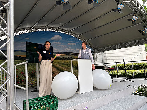 Dr. Sophie Ehrhardt begeistert beim Bühnenprogramm das Publikum. Foto: JKI