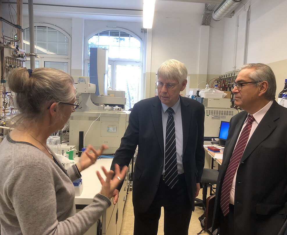 Enzo Benech (r.), der Agrarminister Uruguays im Gespräch mit Dr. Gabriela Bischoff (l.), die am JKI Bienenproben auf Pflanzenschutzmittelrückstände untersucht. ©JKI