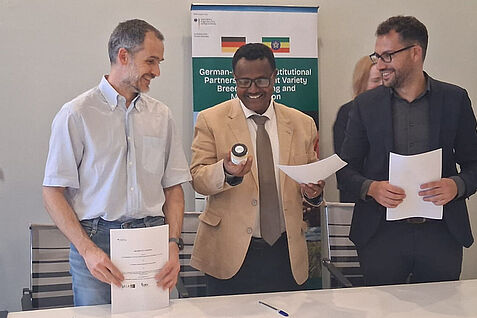 Signing of the Implementation Agreement for the administrative partnership. From left: Prof. Dr Benjamin Stich (JKI) presented a gift of honey from JKI-bees to his cooperation partner, Prof. Nigussie Dechassa Robi, Director General of EIAR, pictured here with Simon Wittich from GFA Consulting GmbH. © C. Harms/JKI