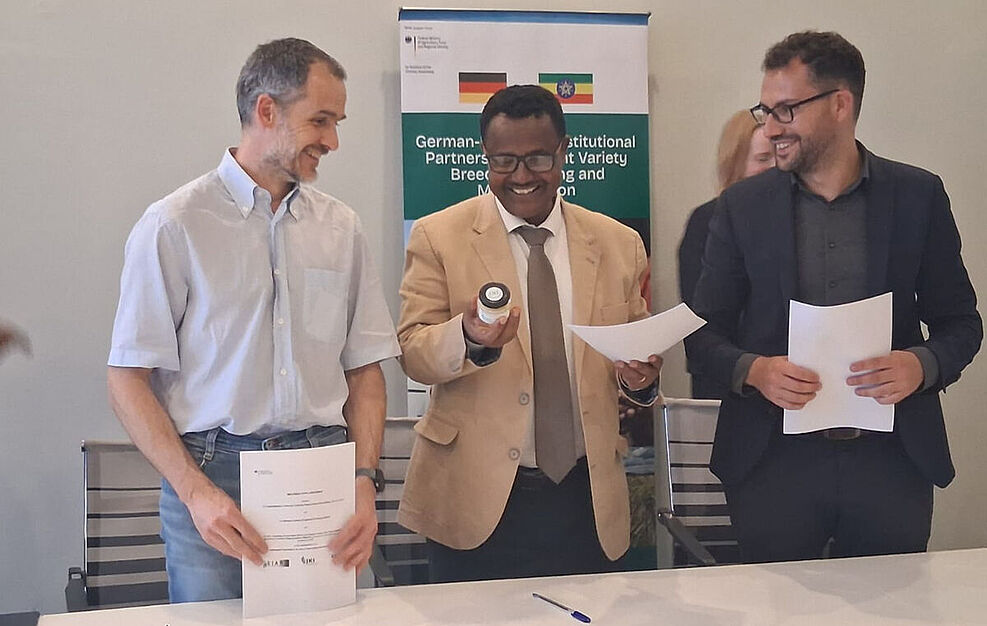 
	Unterzeichnung des Implementation Agreements für die Verwaltungspartnerschaft v. l. Prof. Dr. Benjamin Stich (JKI) übergab als Gastgeschenk JKI-Honig an seinen Kooperationspartner Prof. Nigussie Dechassa Robi, General Dirctor der EIAR, hier zusammen mit Simon Wittich von der GFA Consulting GmbH. © C. Harms/JKI
