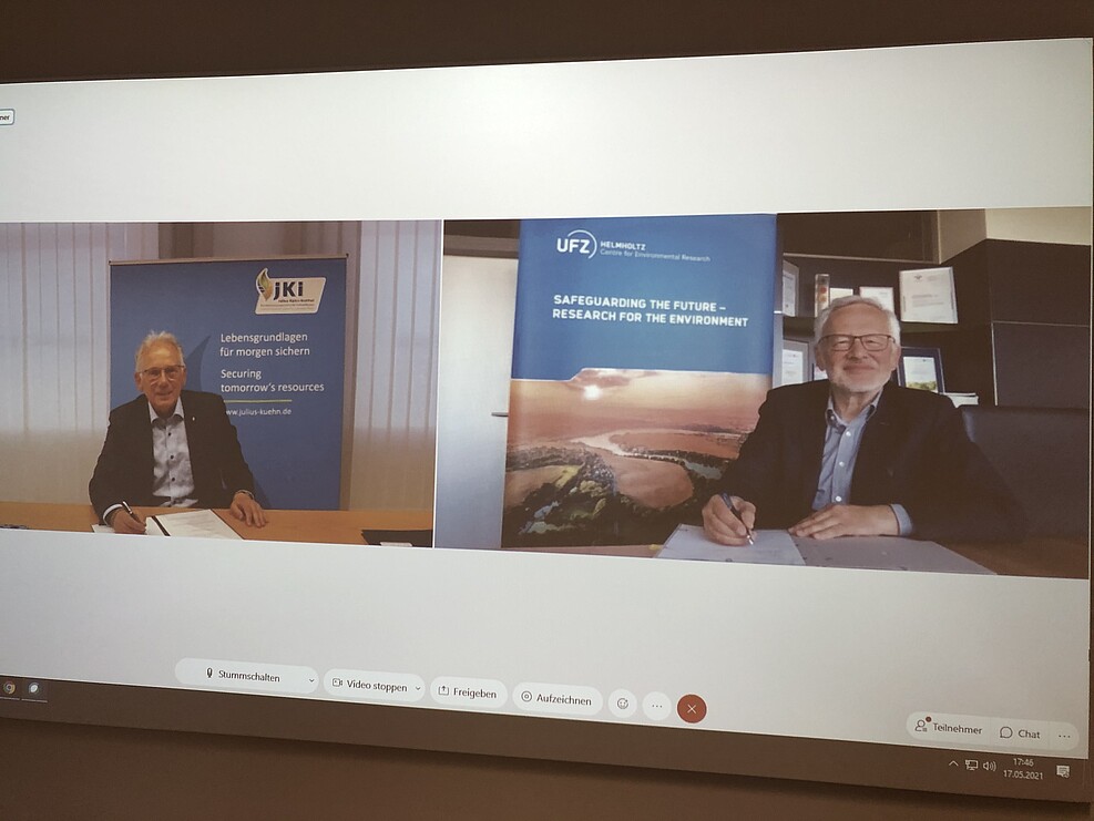 Prof. Dr. Georg Teutsch (r.), Geschäftsführer des UFZ und Prof. Dr. Frank Ordon (l.), Präsident des JKI unterzeichnen ihren Kooperationsvertrag (VK am 17.5.2021) © S. Hahn/JKI