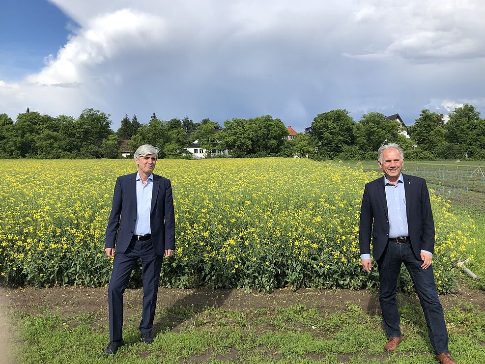 v.l. Prof. Dr. Frank Ewert, der Wissenschaftlicher Direktor des ZALF und JKI-Präsident Prof. Dr. Frank Ordon posieren anlässlich der Unterzeichnung des Kooperationsvertrags am 25.5.21 am Rande eines Feldversuchs.  © H.Beer/JKI