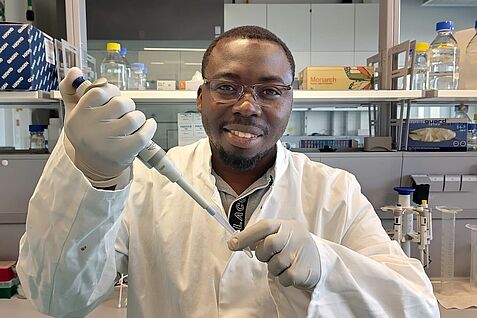 (© JKI) Dr. Ayaovi Agbessenou arbeitet für zwei Jahre am JKI-Fachinstitut für Biologischen Pflanzenschutz.