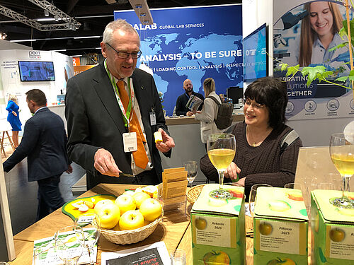 Apfelzüchter Dr. Andreas Peil war unermüdlich im verteilen von Kostproben "seines letzten Schützlings", die hellgelbe, saftig-süße, knackige Schorfwiderstandsfähige Apfelsorte Pia41 mit einer tollen "Shelf-Life". © S. Hahn/JKI