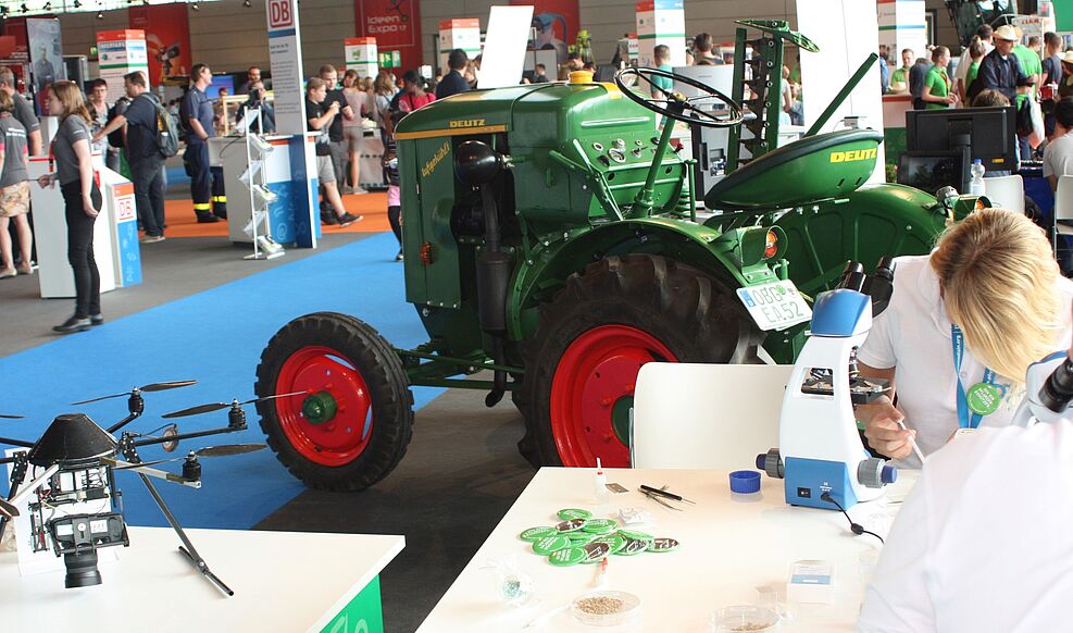 IdeenExpo 2017: Älterer Traktor und moderne Methoden (Drohne)