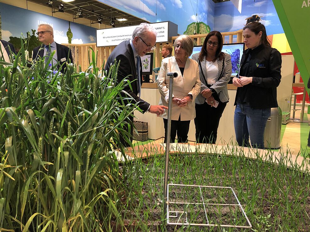 Kolumbiens Landwirtschaftsministerin Cecilia López-Montaño (2. v.l.) besuchte die JKI-Stände auf der IGW23. Hier erläutern Dr. Lena Ulber vom JKI in Braunschweig (r.) und JKI-Präsident Prof. Frank Ordon (l.) Ansätze zur Erkennung und präzisen Bekämpfung von Unkraut.