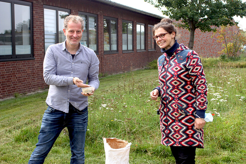 
	Henri Greil (JKI) übergibt die "Braunschweiger Wildbienenmischung" an Frau Hahn von der IGS Querum. ©Leefken/JKI
