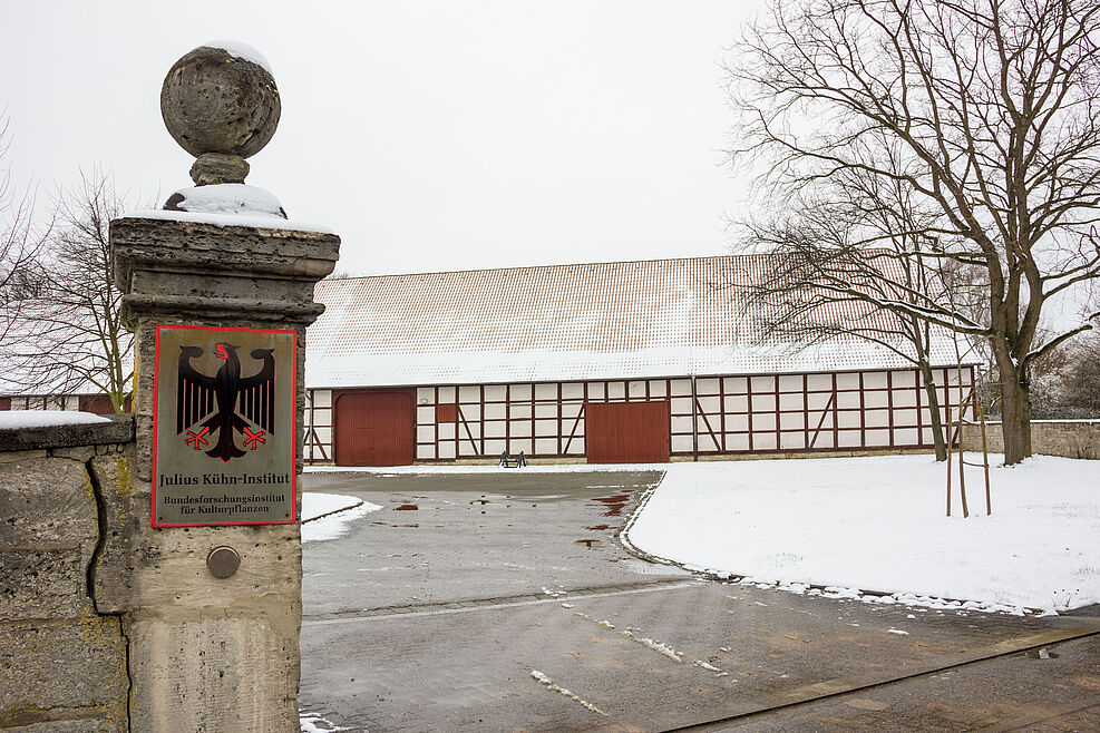 Einfahrt zum JKI-Versuchsgut in Sickte. © J. Kaufmann/JKI