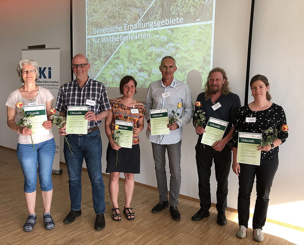 
	Gruppenbild während der Übergabe Gründungsurkunden für Erstes Netzwerk genetischer Erhaltungsgebiete
