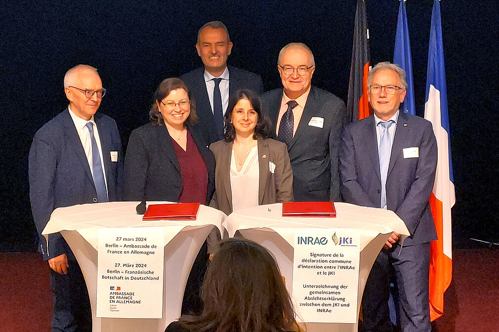 v.l.n.r. Prof. Dr. Christian Huyghe (Wissenschaftlicher Direktor am INRAe), Maud Faipoux, Generaldirektorin für Ernährung im französischen Landwirtschaftsministerium (MASA), Emmanuel Cohet (Botschaftsgesandter), Avril Gommard, Botschaftsrätin für Landwirtschaft Frankreichs, Dr. Burkhard Schmied Leiter der Abteilung 7 im Bundeslandwirtschaftsministerium (BMEL) und Prof. Dr. Frank Ordon (Präsident des JKI) nach der Unterzeichnung der Kooperationsvereinbarung zwischen INRAe und JKI in der französischen Botschaft.