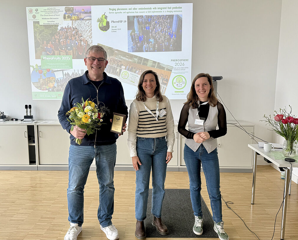 Passing on the baton as convenor of the IOBC-Working Group „Pheromones and Other Semiochemicals in Integrated Production” to Dr. Jannicke Gallinger (left) Prof. Dr. Juergen Gross (right) was thanked for his longstanding service in the leading and coordinating function. Dr. Bruna Czarnobai de Jorge (Centre) was elected deputy convenor. Both female scientist are currently working at the JKI in Dossenheim. © S. Faus/JKI