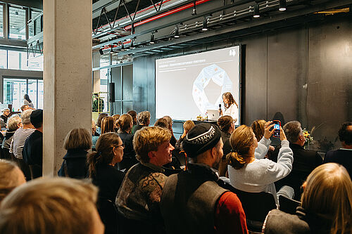 Lara Bürig (Julius Kühn-Institut) präsentiert. @ L. Makarchuk / Innovationsareal Öjendorf