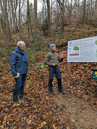 v. l. JKI-Präsident Frank Ordon und JKI-Waldschutzleiter Henrik Hartmann erläutern die Forschung zum Waldumbau im Angesicht des Klimawandels. Die neue Sonderstempelstelle der Harzer Wandernadel ist Startpunkt eines Themen-Rundwanderwegs. Foto: Isabel Haberkorn/JKI