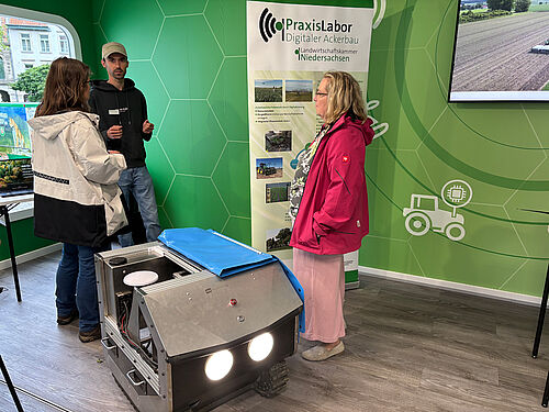 Der „Feldfreund-Roboter“ gab Besuchenden im PraxisLabor Digitaler Pflanzenbau einen Vorgeschmack darauf, wie künftig „Schwärme“ autonomer Maschinen Tag und Nacht ihre Mess- und Pflegedienste im Feld verrichten. © S. Hahn/JKI