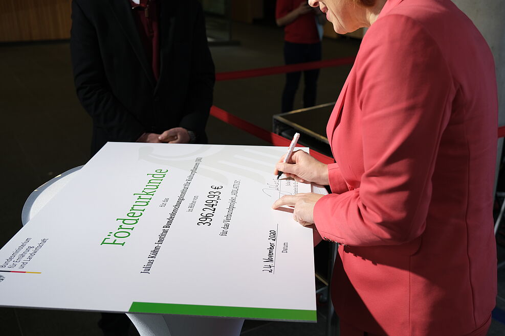 
	ADLATUS-Projekt: Bundesministerin Klöckner unterschreibt Förderbescheid für das Julius Kühn-Institut (JKI) © BMEL
