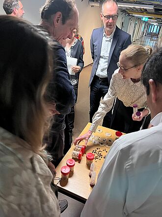 Gruppenbild beim im JKI-Fachinstitut für ökologische Chemie, Pflanzenanalytik und Vorratsschutz in Berlin-Dahlem. © Corinna Harms