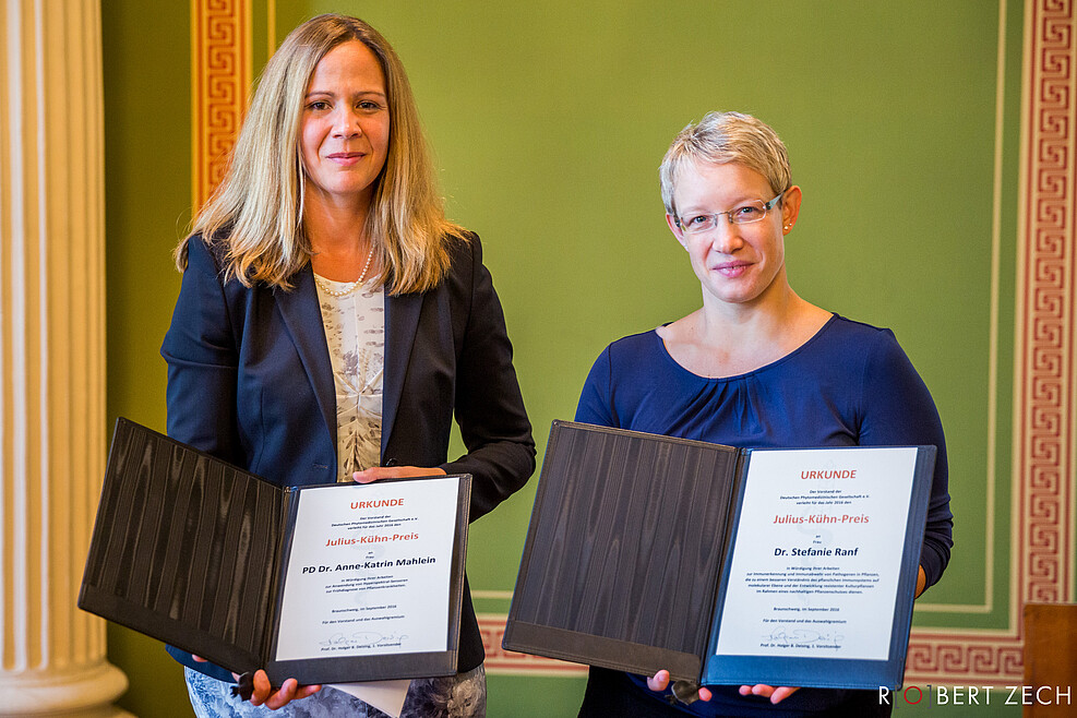 Preisträgerinnen des Julius-Kühn-Preises: li.: Privatdozentin Dr. Anne-Katrin Mahlein; re.: Dr. Stefanie Ranf
