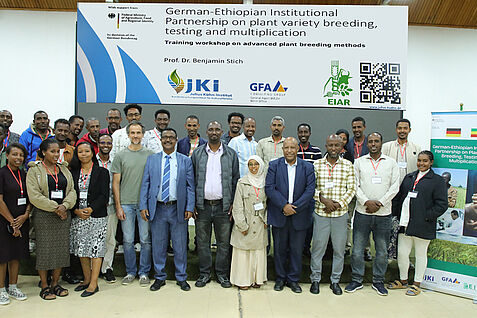 Participants of the seminar on modern breeding techniques in Addis Abeba with JKI-expert Prof. Dr. Benjamin Stich (1st row/5th from left), on his right side Prof. Nigussie Dechassa Robi (Director General des EIAR) followed by Dr. Fekadu Gurmu (Director Crop Research des EIAR) and Dr. Mekuria Tadesse from EIARs Head Research System Coordination Office (1st row/4th person from right) © EIAR