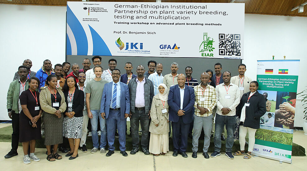 
	Participants of the seminar on modern breeding techniques in Addis Abeba with JKI-expert Prof. Dr. Benjamin Stich (1st row/5th from left), on his right side Prof. Nigussie Dechassa Robi (Director General des EIAR) followed by Dr. Fekadu Gurmu (Director Crop Research des EIAR) and Dr. Mekuria Tadesse from EIARs Head Research System Coordination Office (1st row/4th person from right) © EIAR
