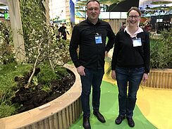 v.l. Tobias Hahn von der Obstbauversuchsanstalt Müncheberg lieferte nicht nur vorab die Sorten an, sondern war gemeinsam mit Brigitte Schramm vom Bundessortenamt bis zum Abriss der blühenden Bäumchen beim Hallenabbau im Dienst.