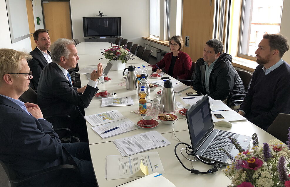
	3 Gäste der USDA-Delegation v.r. Leif Erik Rehder, Bryan Purcell und Sabine Lieberz Prof. Ordon im Gespräch mit den 3 Gästen der US-Delegation v.r. Leif Erik Rehder, Bryan Purcell und Sabine Lieberz im Gespräch mit JKI-Präsident Ordon
