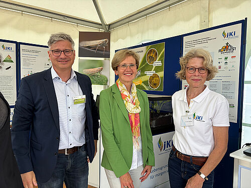 Die Präsidentin der BLE Dr. Margareta Büning-Fesel am JKI-Stand mit Dr. Josef Goos, dem leiter des BZL. © S. Barnert/JKI