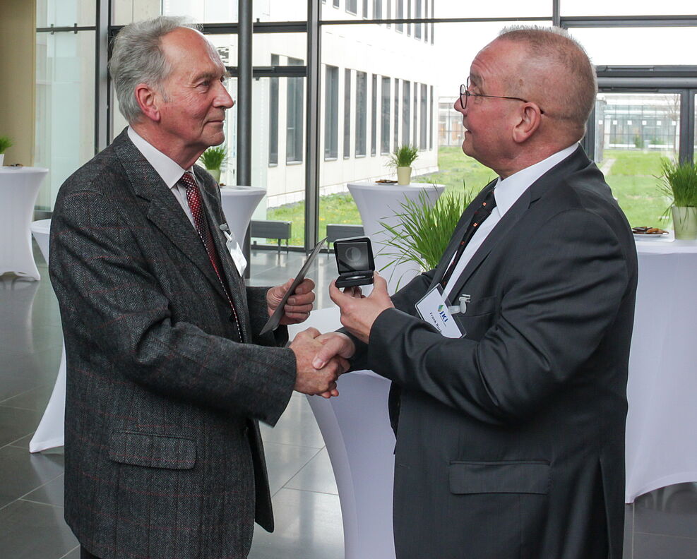 Quedlinburgs Oberbürgermeister Frank Ruch (r.) gratuliert Manfred Neumann nachträglich zum Geburtstag und überreicht Medaille der Stadt © Kaufmann/JKI