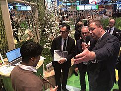 Am Donnerstag vor dem Inlands-Abendempfang informiert Institutsleiter Prof. Dr. Henryk Flachowsky (rechts) Bundeslandwirtschaftsminister Cem Özdemir am DGO-Stand.