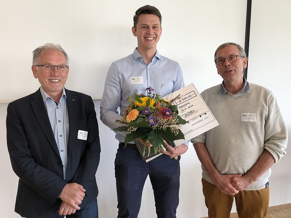 Der Nachwuchszüchtungsforscher Dr. Thomas Bergmann (Mitte) erhält der mit 2.500 Euro dotierten Kurt-von-Rümker-Preis 2023 der Gesellschaft für Pflanzenzüchtung (GPZ) für Arbeiten zu Pilzresistenzen in Raps. Neben ihm JKI-Präsident Prof. Dr. Frank O
Der Nachwuchszüchtungsforscher Dr. Thomas Bergmann (Mitte) erhält der mit 2.500 Euro dotierten Kurt-von-Rümker-Preis 2023 der Gesellschaft für Pflanzenzüchtung (GPZ) für Arbeiten zu Pilzresistenzen in Raps. Neben ihm JKI-Präsident Prof. Dr. Frank Ordon (l.) und Prof. Dr. Klaus Pillen (Uni Halle) © S. Hahn/JKI