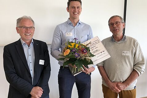 Der Nachwuchszüchtungsforscher Dr. Thomas Bergmann (Mitte) erhält der mit 2.500 Euro dotierten Kurt-von-Rümker-Preis 2023 der Gesellschaft für Pflanzenzüchtung (GPZ) für Arbeiten zu Pilzresistenzen in Raps. Neben ihm JKI-Präsident Prof. Dr. Frank O Der Nachwuchszüchtungsforscher Dr. Thomas Bergmann (Mitte) erhält der mit 2.500 Euro dotierten Kurt-von-Rümker-Preis 2023 der Gesellschaft für Pflanzenzüchtung (GPZ) für Arbeiten zu Pilzresistenzen in Raps. Neben ihm JKI-Präsident Prof. Dr. Frank Ordon (l.) und Prof. Dr. Klaus Pillen (Uni Halle) © S. Hahn/JKI