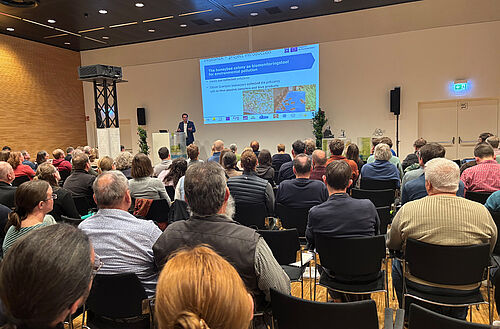 Dr. Ivo Roessink von der Universität Wageningen sprach in seinem Keynote-Vortrag zum Thema „Honey bees as sentinels of environmental quality“. © S. Barnert/JKI