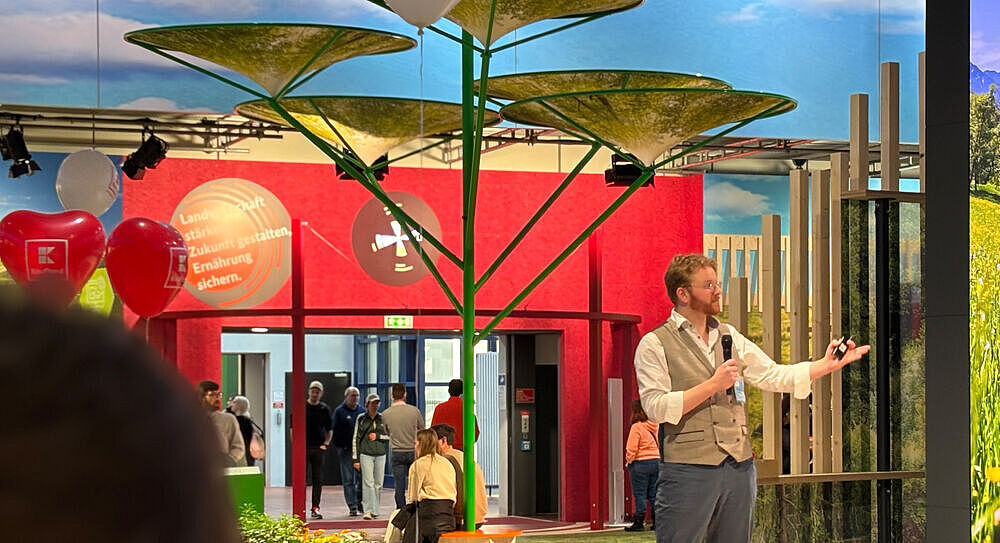 Maximilian Pink (BI) während des Bühnenvortrags. © S. Barnert/JKI