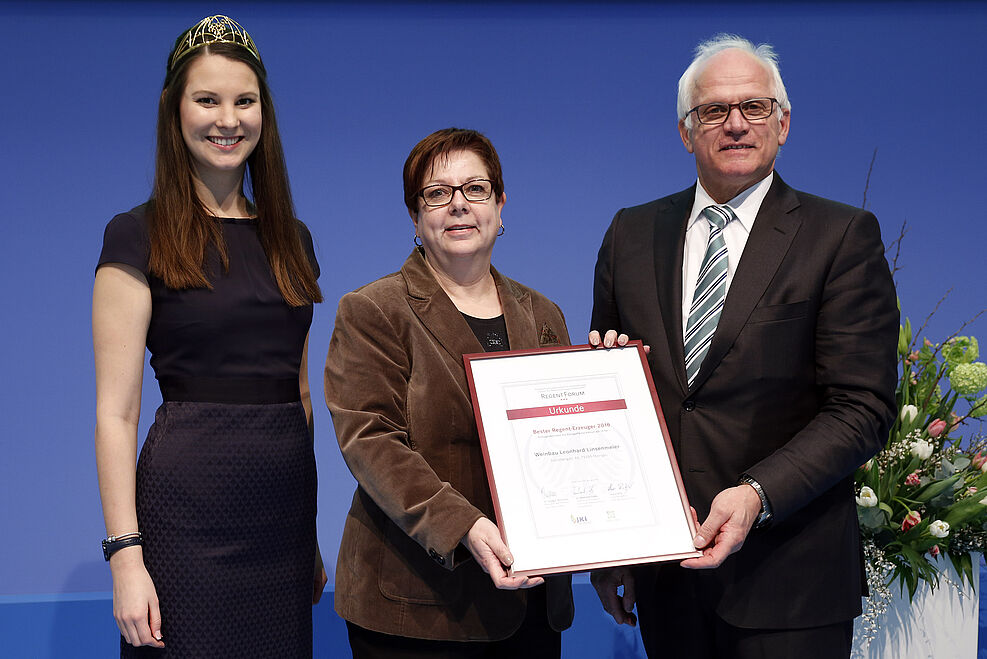 Prämierung Beste REGENT-Weinerzeuger 2016 "Kleines Weingut": Dtsch. Weinprinzessin, Christina Schneider; Jutta Storch, DLG (für Preisträger LEONhard Weine; PSts Peter Bleser, BMEL