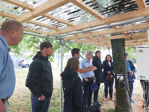 Dr. Daniel Magnabosco (4 v.l.) ist am Waldschutzinstitut für die Konzeption und Umsetzung von Systemen für die Waldüberwachung zuständig, dazu gehört die Testung von Dach-Prototypen, um Messsysteme im Freien vor Störungen zu schützen. © S. Hagemann/JKI