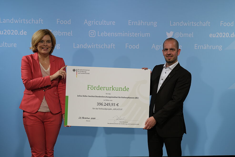 Bundeslandwirtschaftsministerin überreicht Dr. Torsten Will den Förderbescheid für das ADLATUS-Verbundprojekt zur Kartoffel © BMEL