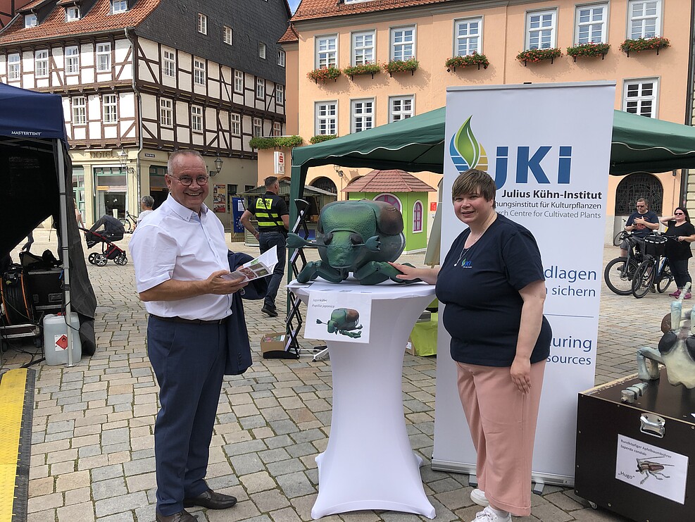 Quedlinburgs Oberbürgermeister Frank Ruch (CDU) besucht den JKI-Stand bei Bürgerfrühstück auf dem Marktplatz (11.9.21) © S. Hahn/JKI