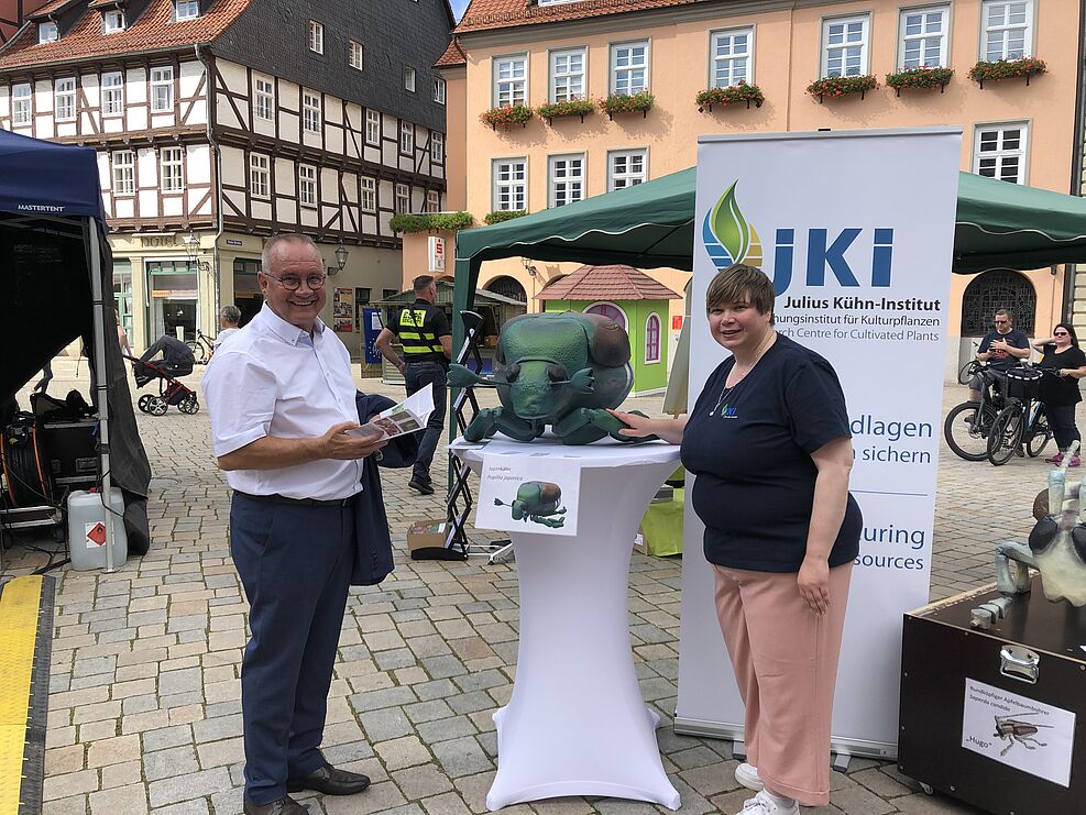 
	Quedlinburgs Oberbürgermeister Frank Ruch (CDU) besucht den JKI-Stand bei Bürgerfrühstück auf dem Marktplatz (11.9.21) © S. Hahn/JKI
