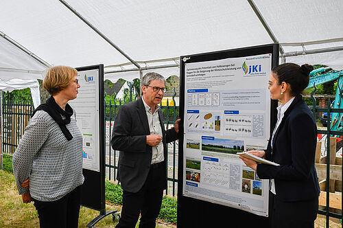 JKI-Züchtungsforscher Dr. Bernd Hackauf (ZL) in regem Austausch zu seinem Projekt PRoKlima zu Klimaschutzbeitrag halmstabilerer Roggensorten. © A. Shawon/JKI