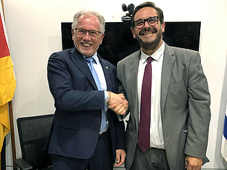 Unterstaatssekretär Juan Ignacio Buffa (re, MGAP) und JKI-Präsident Ordon unterzeichnen die Absichtserklärung zur deutsch-uruguayischen Forschung an Faserhanf.