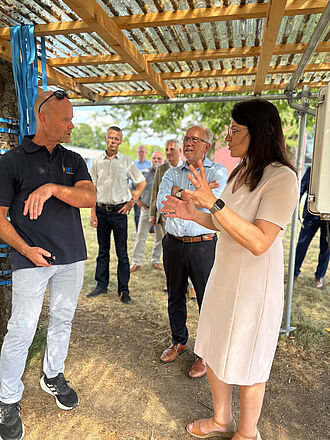 Der Leiter des Waldschutzinstituts Prof. Dr. Henrik Hartmann stellte der Staatssekretärin den "Digitalen Waldzwilling" vor. © S. Barnert/JKI