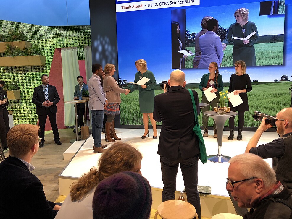 Dr. Silke Steinmöller wurde von Bundeslandwirtschaftsministerin Julia Klöckner für die Teilnahme am GFFA-Science-Slam geehrt.