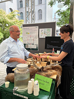 Staatssekretär Prof. Dr. Dr. Markus Schick probiert sich ebenfalls am Baumstammpuzzle. Foto: JKI