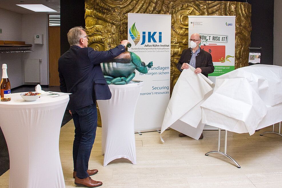 JKI-Präsident Prof. Frank Ordon (links) "tauft" das Modell eines Japankäfers im Foyer des JKI in Braunschweig auf den Namen Penelope. ©Johannes Kaufmann/JKI
