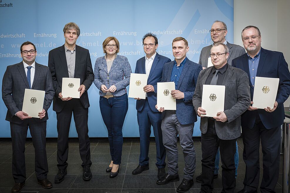 Zusammen mit anderen Vertretern des Projekts erhielt Dr. Holger Lilienthal (3.v.r.) von Bundeslandwirtschaftsministerin Julia Klöckner den Förderbescheid für das Experimentierfeld überreicht. ©BMEL/Photothek/Zahn